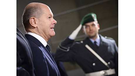 Il tracollo di Scholz, i premier di Macron e Peruzzi: quindi, oggi...