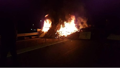 No Tav, notte di guerriglia al presidio di San Giuliano sgomberato dalle forze dell’ordine