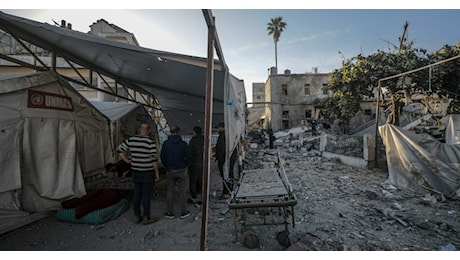 Gaza, Israele bombarda l’ospedale Battista: distrutto il pronto soccorso. Idf: “Era utilizzato dai terroristi”