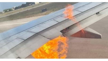 Aeroporto di Brindisi chiuso per incendio al motore di un aereo Ryanair prima del decollo, evacuati 184 passeggeri con lo scivolo - VIDEO