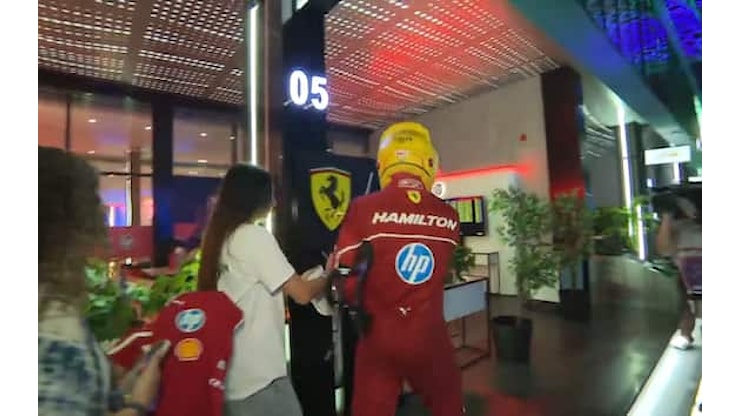 Hamilton non toglie il casco e tira dritto all'uscita dalla pista - Sky Sport