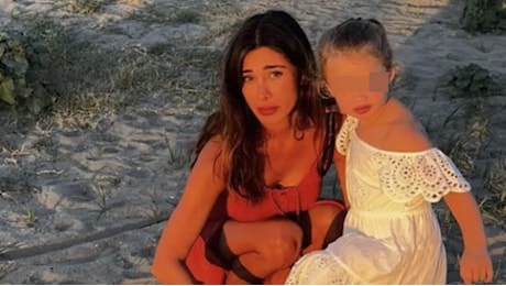 Luna Marì in vacanza con mamma Belén: è adorabile in bianco col vestitino a balze