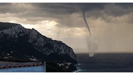 Maltempo in Campania, tromba marina nelle acque dell’isola di Capri: le immagini