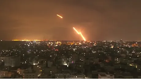 Israele pronta ad attaccare l’Iran e nella notte raid sulla moschea di Gaza e sui depositi di armi Hezbollah in Libano