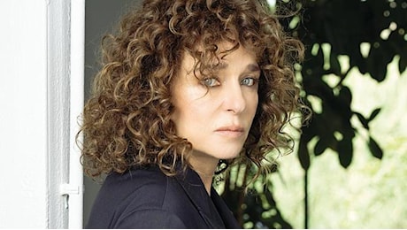 Valeria Golino: «A 13 anni mi operarono di scoliosi a Chicago, passai 5 mesi a letto. Scamarcio? Ci si vuole bene. Ho tradito solo quando era necessario»