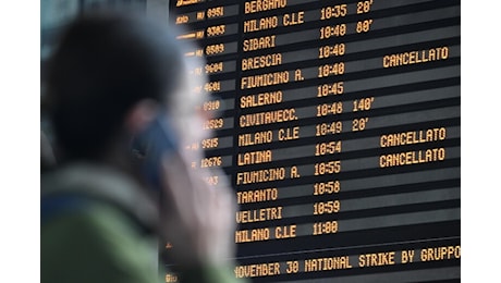 Primo venerdì nero del 2025: oggi sciopero di treni, aerei e scuola. Orari e fasce di garanzie città per città