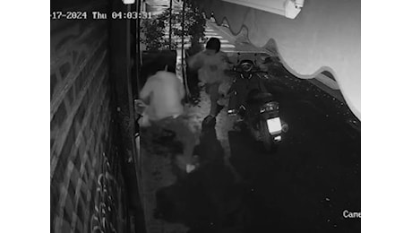 VIDEO: Lo scasso, poi i colpi con le forbici: il video dell'uccisione del ladro nel bar di Milano