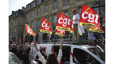 La Cgt prepara la mobilitazione contro lo stallo imposto da Macron