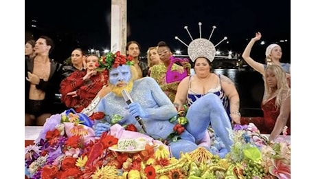 Olimpiadi di Parigi, parla il Dionisio blu della cerimonia di apertura: «Se vivessimo nudi, non ci sarebbero più guerre»