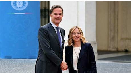 Meloni incontra Rutte, spinta sulle spese militari: «Ue più forte nella Nato»