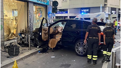 Incidente in Chinatown a Milano: suv si schianta contro la vetrina di un negozio, muore una coppia di coniugi