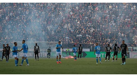 Scontri tra tifosi, Cagliari-Napoli interrotta per diversi minuti