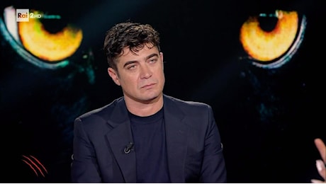 VIDEO | Scamarcio: “Il maschio è capobranco, che dobbiamo lavare a terra?”. Porcaroli sui social: “Sto stirando, non mi distraete”