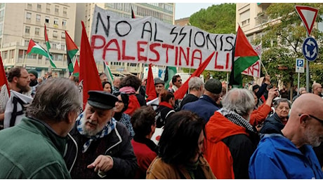 Il corteo pro Palestina sfila in centro a Udine: «Unico obiettivo boicottare Israele»