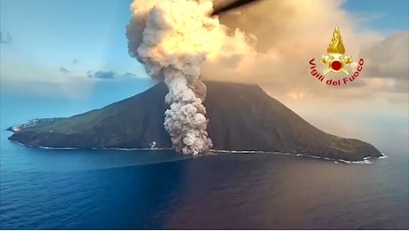 Video. Stromboli, flusso lavico e nubi di cenere del vulcano arrivano al mare