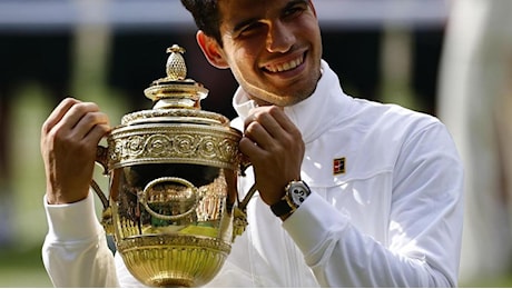 Alcaraz, un re spagnolo a Londra. Il fuoco di Djokovic non si accende. E a Wimbledon Carlitos fa doppietta