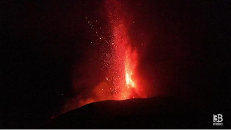 Etna, nuovo parossismo: fontane di lava e trabocco lavico