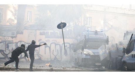 I pro Pal scatenano l’inferno a Roma. Bombe, sassi e pali: feriti 30 agenti