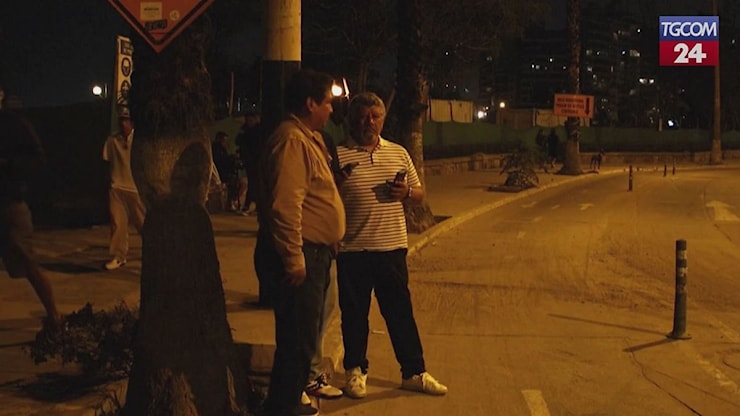 Morto Mario Vargas Llosa, gli ammiratori gli rendono omaggio davanti alla sua casa di Lima - Tgcom24 Morto Mario Vargas Llosa, gli ammiratori gli rendono omaggio davanti alla sua casa di Lima - Tgcom24