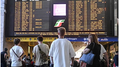 Treni in ritardo o cancellati a Roma, dopo il chiodo arriva il telone: forse è finito sui binari per il vento