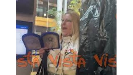 Eurodeputata espulsa da aula mostra sacco nero: Qui hanno messo migliaia romeni con scusa del Covid
