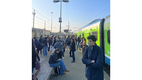 Attenzione a prendere il treno: ritardi fino a due ore, cancellazioni e modifiche