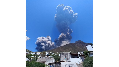 Adnkronos: Vulcano Stromboli, nuova esplosione: sull'isola una nube e cenere