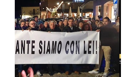 Coltellate e morte a Villa Verucchio, raccolta fondi e striscione a sostegno del carabiniere IL VIDEO