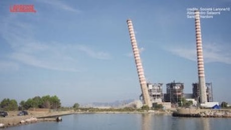 Livorno, abbattute le ciminiere dell'ex centrale Enel a Piombino: il momento del crollo