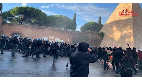 Cariche della polizia al corteo pro Palestina, usati anche gli idranti contro i manifestanti che lanciavano molotov e bombe carta