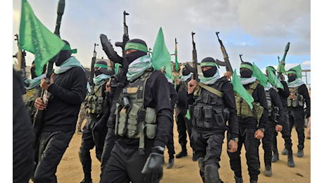 Le Brigate al-Qassam pubblicano un video di 2 prigionieri israeliani che implorano il governo di Netanyahu di rilasciarli dopo essere stati bombardati dall’esercito