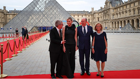 Olimpiadi a Parigi, Charlene di Monaco e i reali spagnoli al Louvre