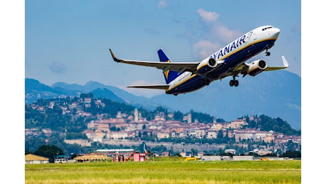 Cos'è successo sull'aereo diretto a Milano che è stato costretto a tornare indietro per un passeggero molesto