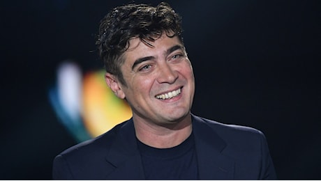 Riccardo Scamarcio a Belve: dalla relazione con Benedetta Porcaroli alla scena di sesso con Monica Bellucci: «In amore ho più fatto soffrire che sofferto»