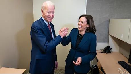 Schwarzenegger, repubblicano ma non troppo: “Voto Kamala Harris”. Poi la gaffe di Biden che irrita la candidata dem