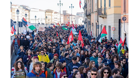 A Pisa 1500 sfilano in corteo per lo sciopero generale