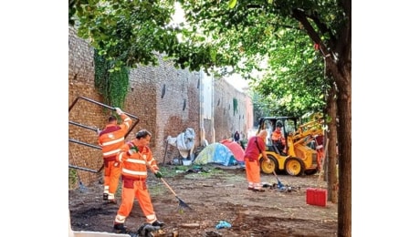 Viale Pretoriano, un altro sgombero. Rimosse 30 tende aspettando i cancelli