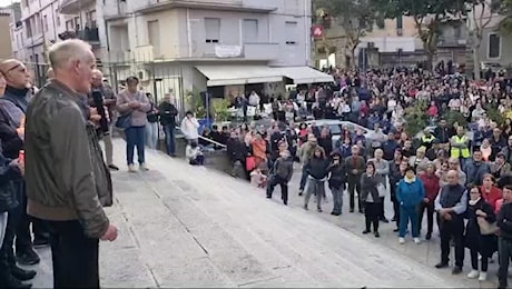 Nuoro, in migliaia davanti alla chiesa delle Grazie per le vittime della strage di via Ichnusa