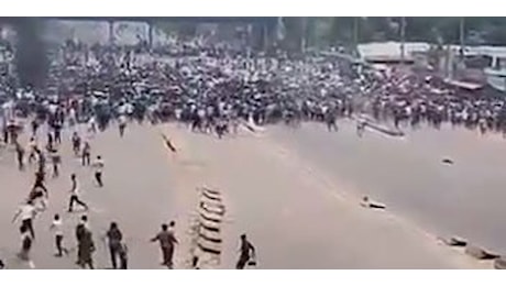 Bangladesh: 32 studenti uccisi in una manifestazione | video