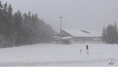 Cronaca meteo diretta - Abruzzo. Forte vento e neve, bufera a Roccaraso - Video