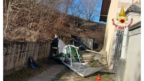 L’ultraleggero non decolla, 50enne si schianta contro il muro del cimitero