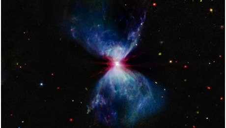 Come una clessidra di fuoco è stata vista in cielo dal telescopio spaziale James Webb