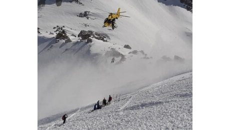 Tragedia in montagna, 54enne muore travolto e sepolto dalla neve. E col forte vento in quota rimane alto il rischio valanghe