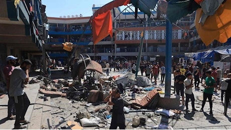 Israele - Hamas in guerra, le notizie di oggi in diretta | Hamas: 15 morti nel raid aereo sulla scuola di Abu Araban