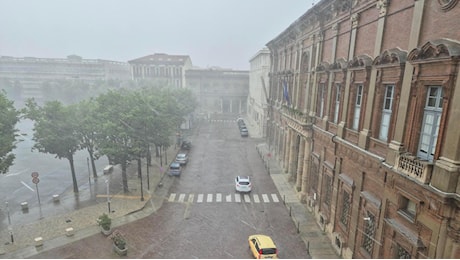 Tempesta su Alessandria con pioggia, vento e grandine: strade allagate e tetti scoperchiati