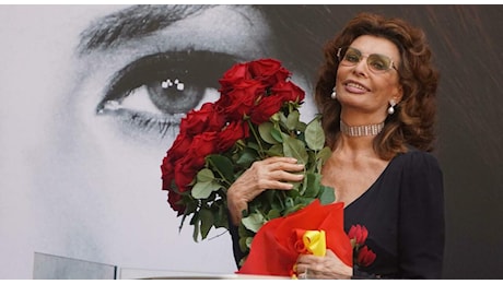 Sophia Loren commuove Hollywood: «Qua mi sento a casa, il cinema è stata la mia terapia contro la fame e la paura»