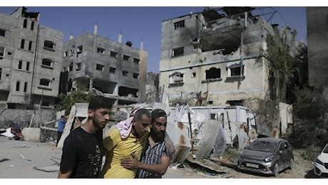 Gaza: nuova ondata di attacchi israeliani, colpito anche il campo profughi di Nuseirat. Almeno 27 vittime