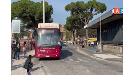 Roma, cittadini bloccati a Termini per lo sciopero dei mezzi