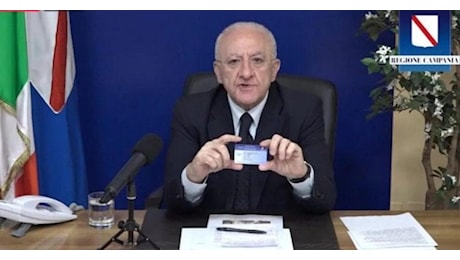 Card Covid, De Luca condannato a risarcire 600 mila euro: «Duplicato inutile del Green Pass»