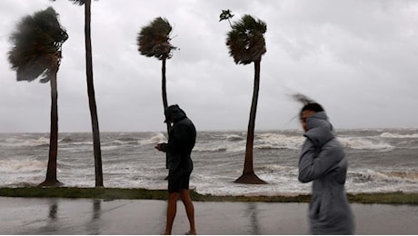 L'uragano Helene spaventa la Florida, migliaia gli sfollati: Chi resta scriva il nome sugli arti